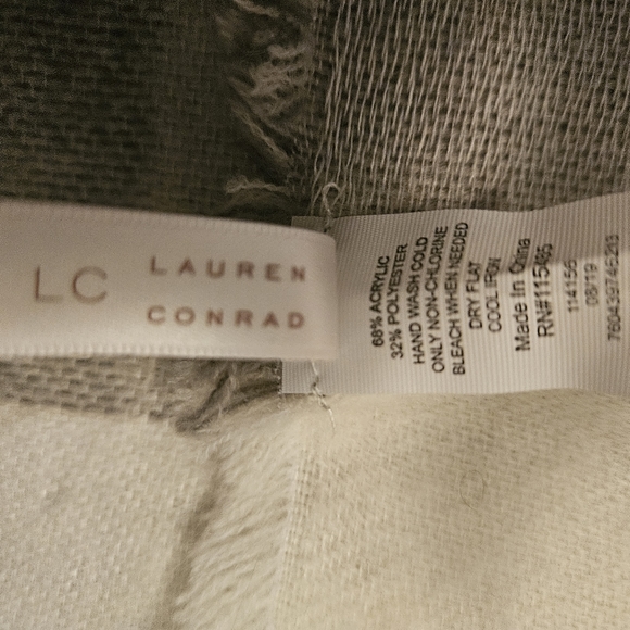 Laura Conrad large Shawl - Picture 2 of 3